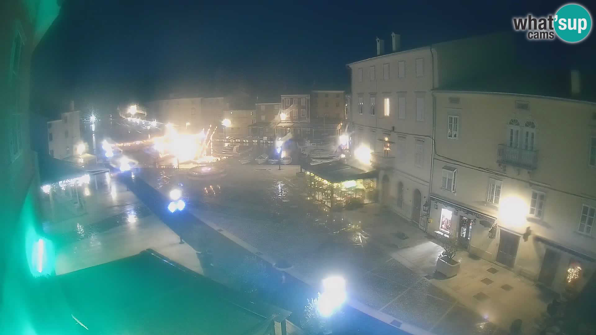 V ŽIVO spletna kamera Cres mesto – glavni trg in “mandrač” – otok Cres – Hrvaška