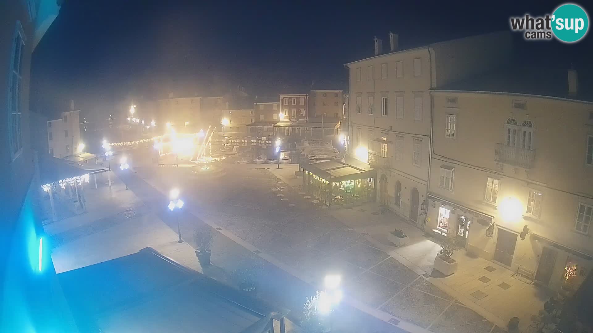 Web kamera Grad Cres – glavni trg i “mandrač” – otok Cres