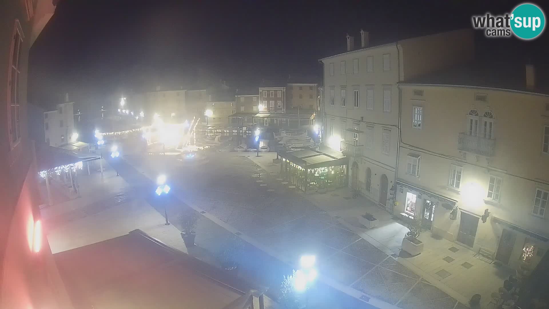 V ŽIVO spletna kamera Cres mesto – glavni trg in “mandrač” – otok Cres – Hrvaška