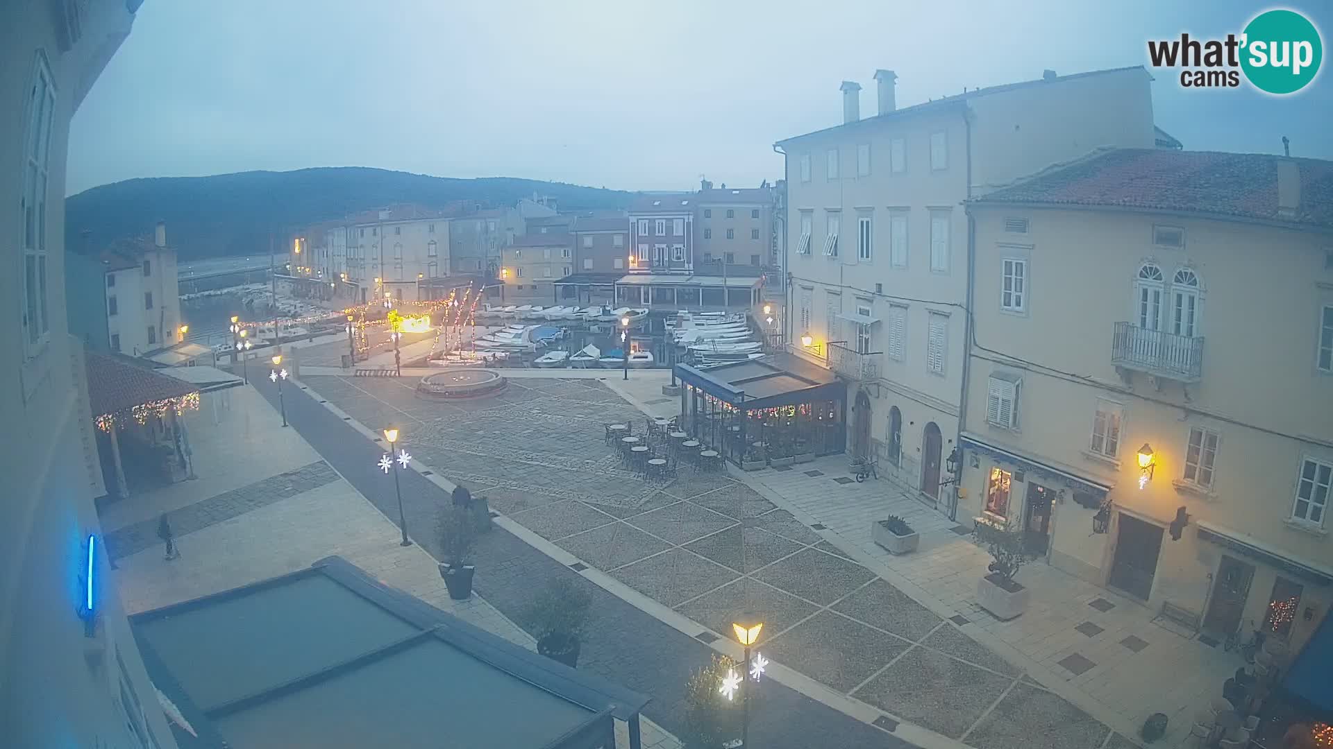 Cámara en vivo ciudad de Cres – plaza principal y “mandrač” – isla de Cres – Croacia