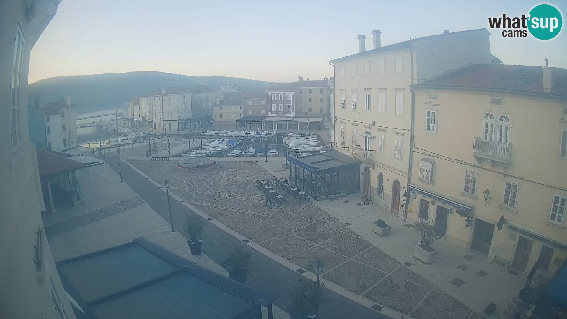 LIVE cam Cres città – piazza principale e “mandrač” – isola di Cherso – Croazia