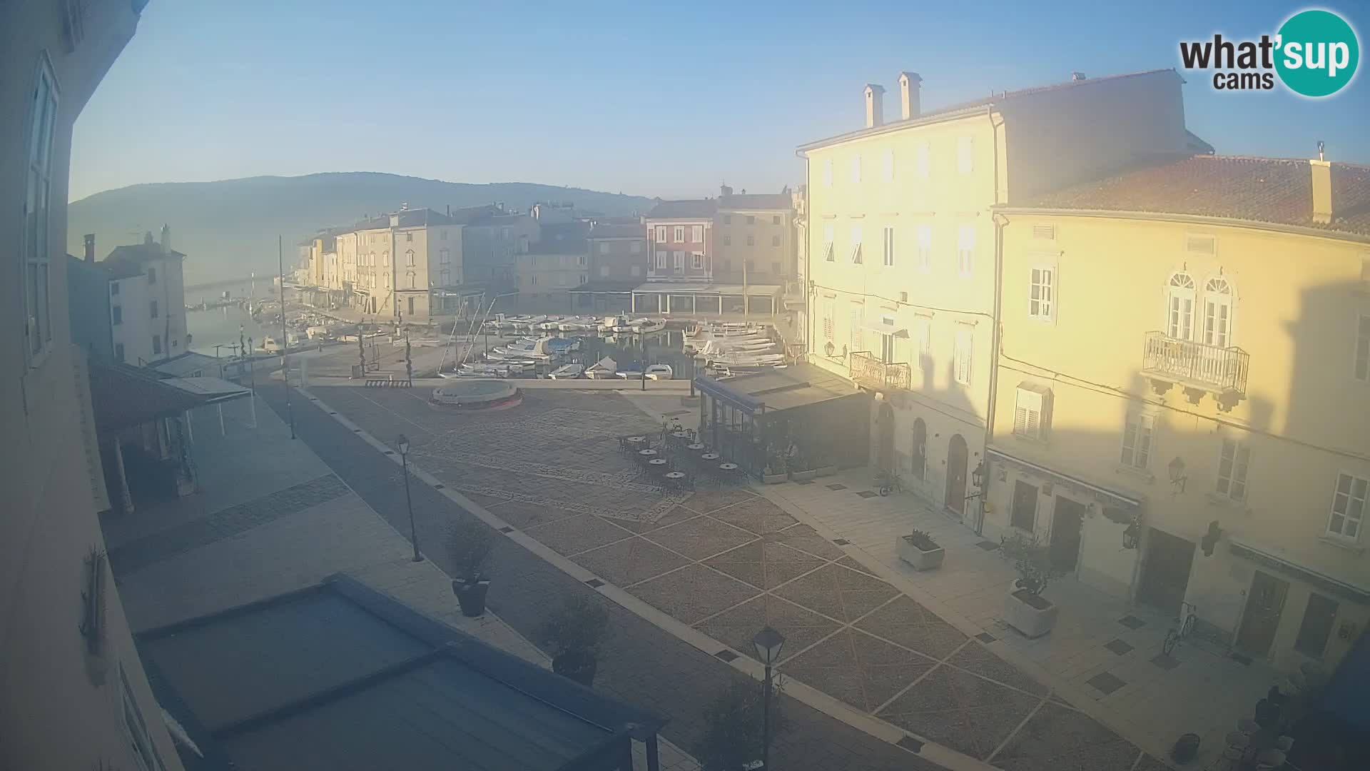 Web kamera Grad Cres – glavni trg i “mandrač” – otok Cres