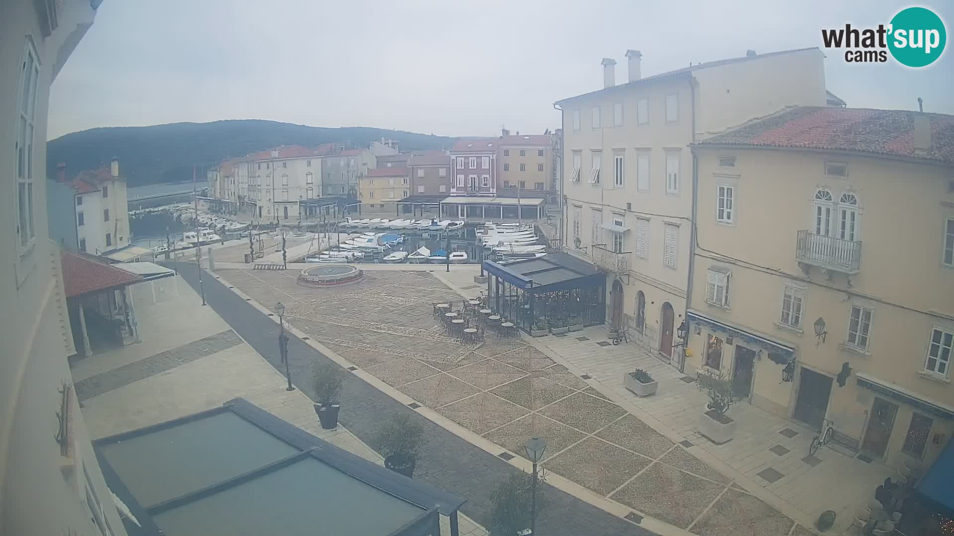 LIVE cam Cres city – place principale et “mandrač” – île de Cres – Croatie
