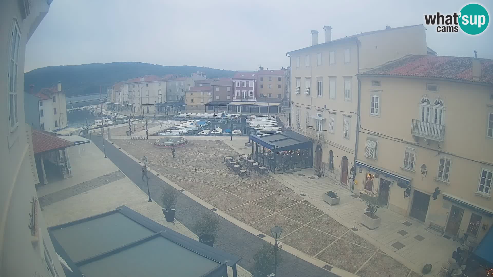 LIVE cam Cres city – place principale et “mandrač” – île de Cres – Croatie