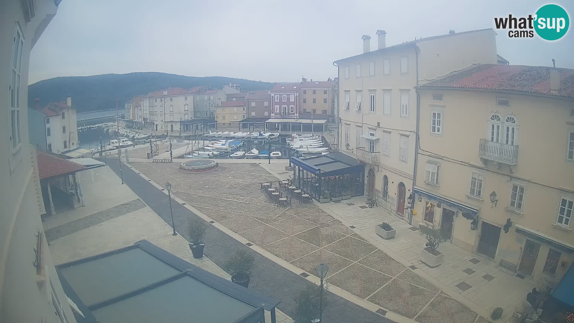 Kamera v ŽIVO Cres mesto – glavni trg in “mandrač” – otok Cres – Hrvaška