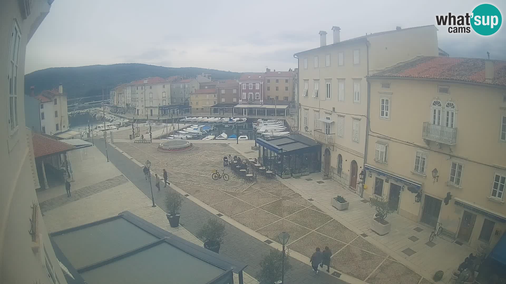 Cámara en vivo ciudad de Cres – plaza principal y “mandrač” – isla de Cres – Croacia