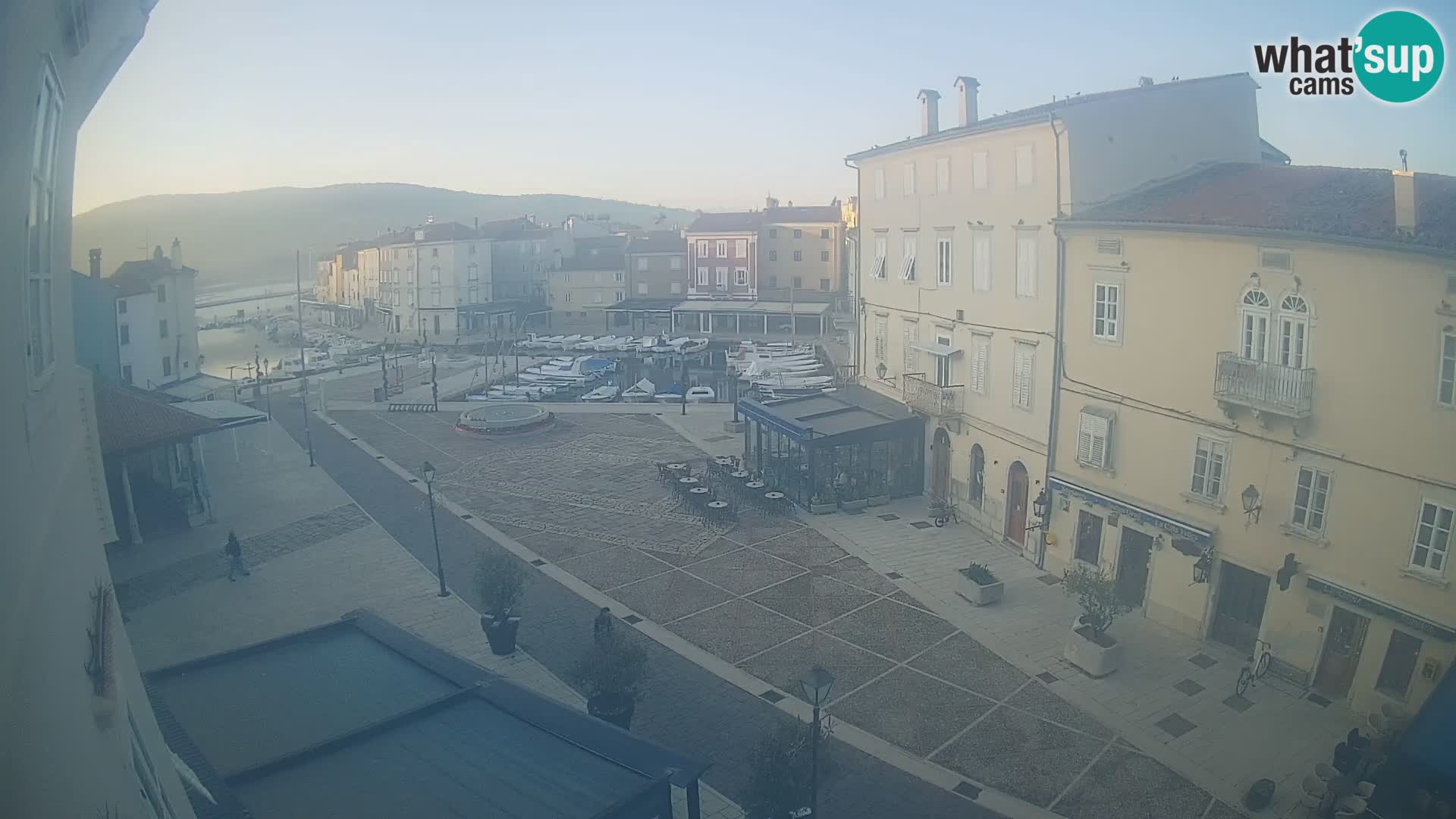 Cámara en vivo ciudad de Cres – plaza principal y “mandrač” – isla de Cres – Croacia