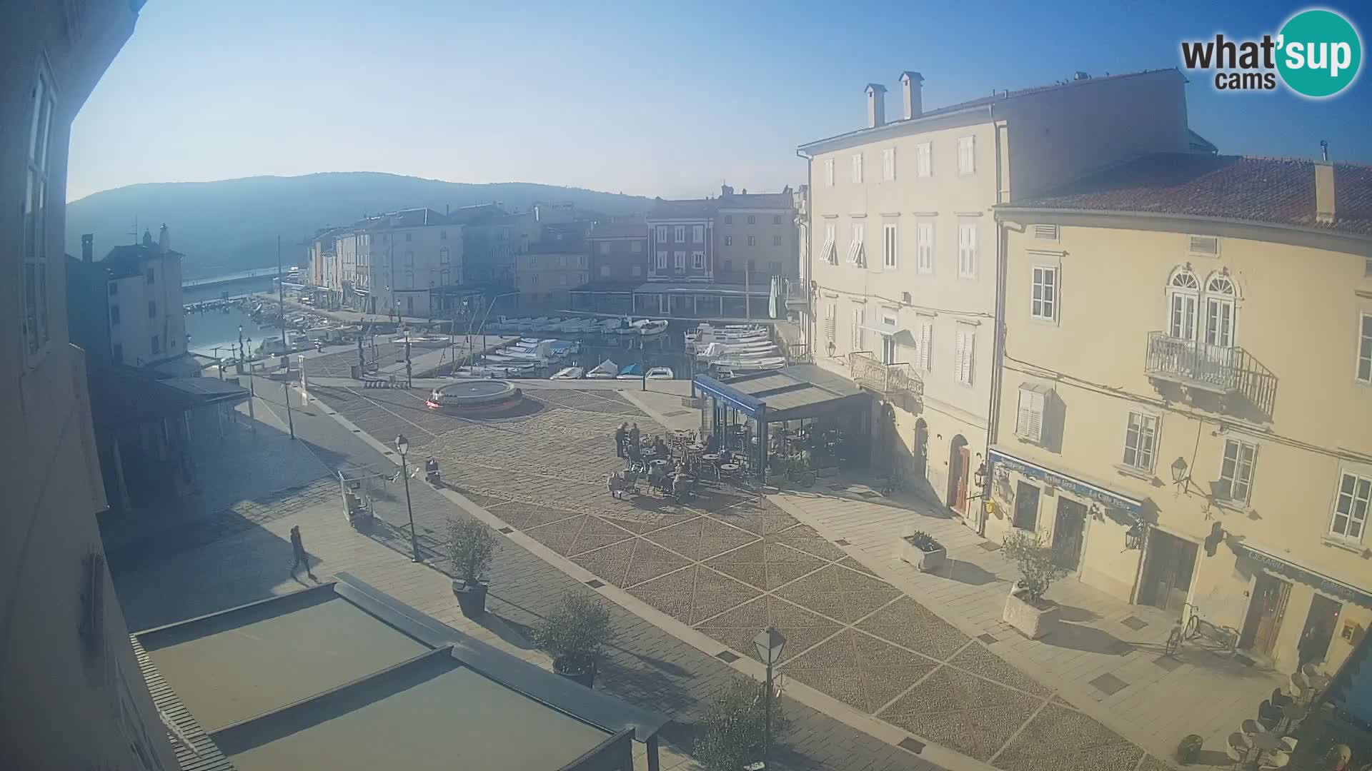 LIVE cam Cres city – place principale et “mandrač” – île de Cres – Croatie