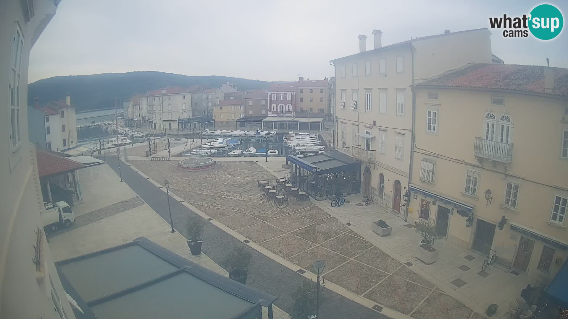 Web kamera Grad Cres – glavni trg i “mandrač” – otok Cres