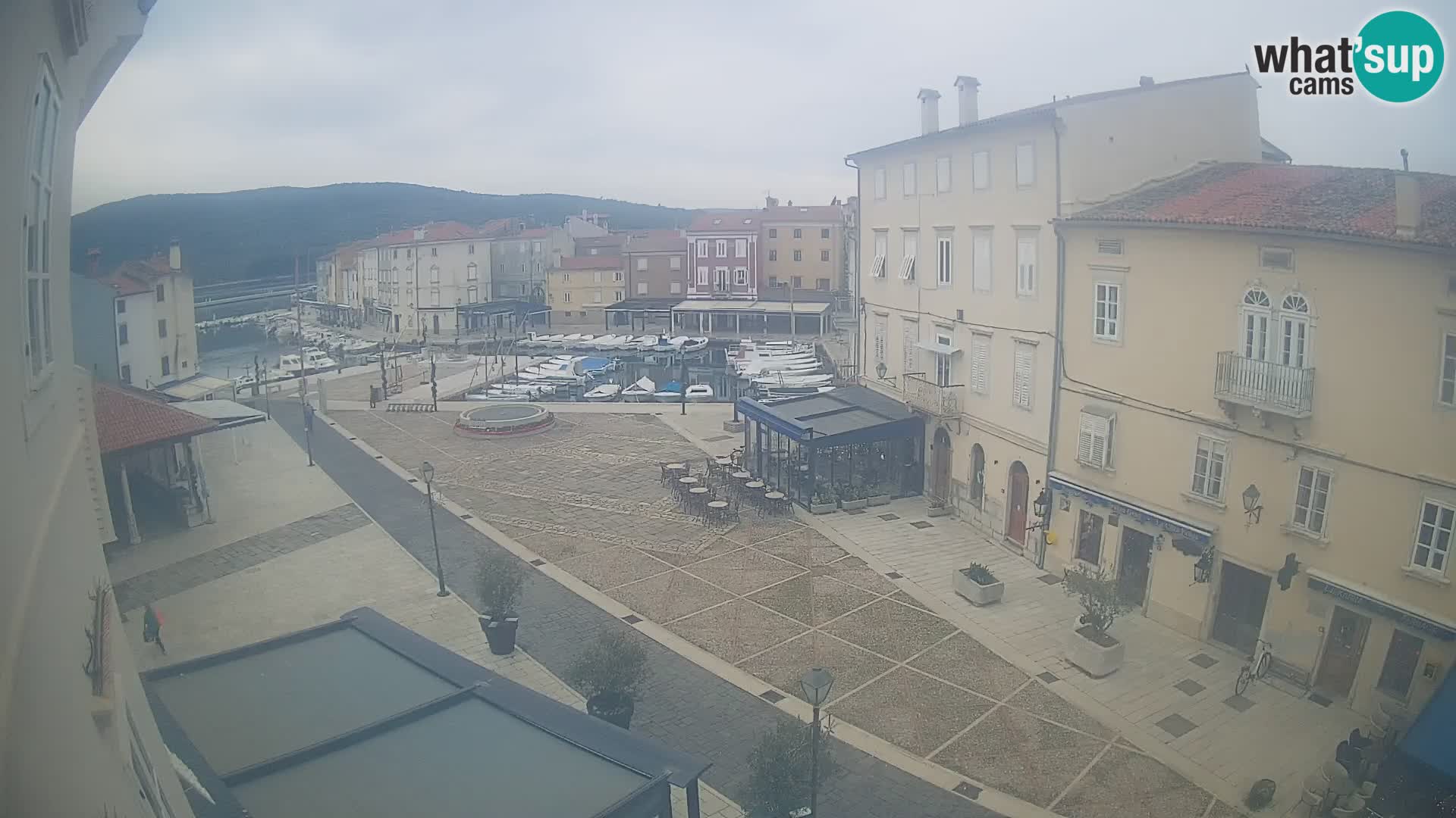 V ŽIVO spletna kamera Cres mesto – glavni trg in “mandrač” – otok Cres – Hrvaška