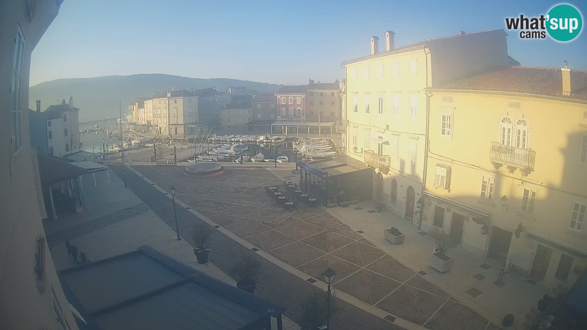 Kamera v ŽIVO Cres mesto – glavni trg in “mandrač” – otok Cres – Hrvaška