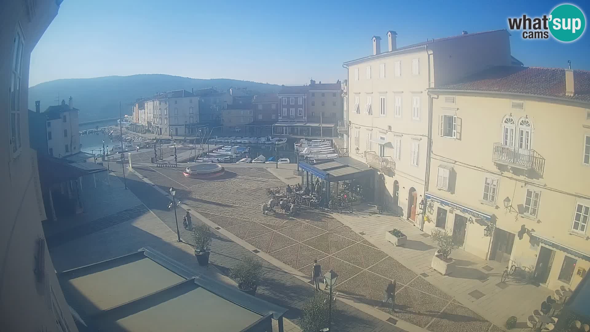Cámara en vivo ciudad de Cres – plaza principal y “mandrač” – isla de Cres – Croacia