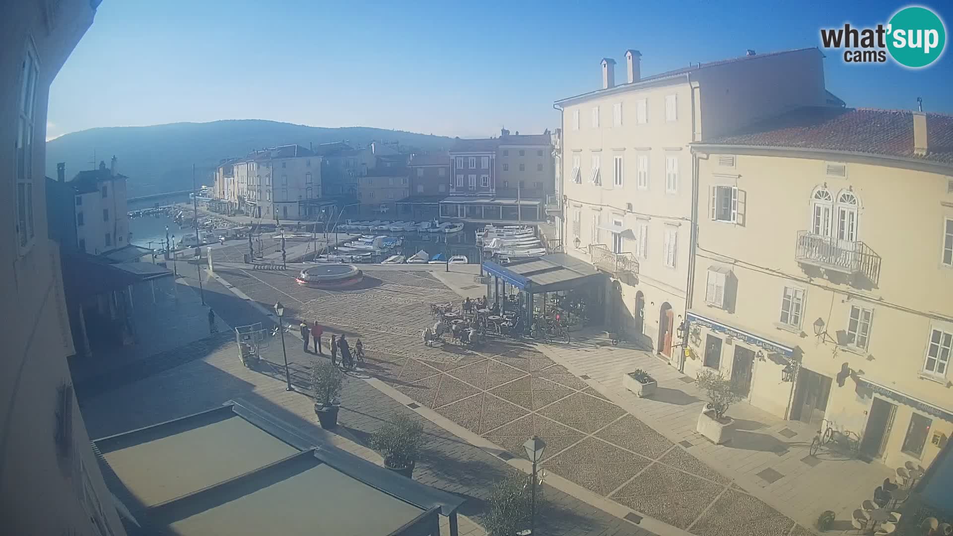 Web kamera Grad Cres – glavni trg i “mandrač” – otok Cres