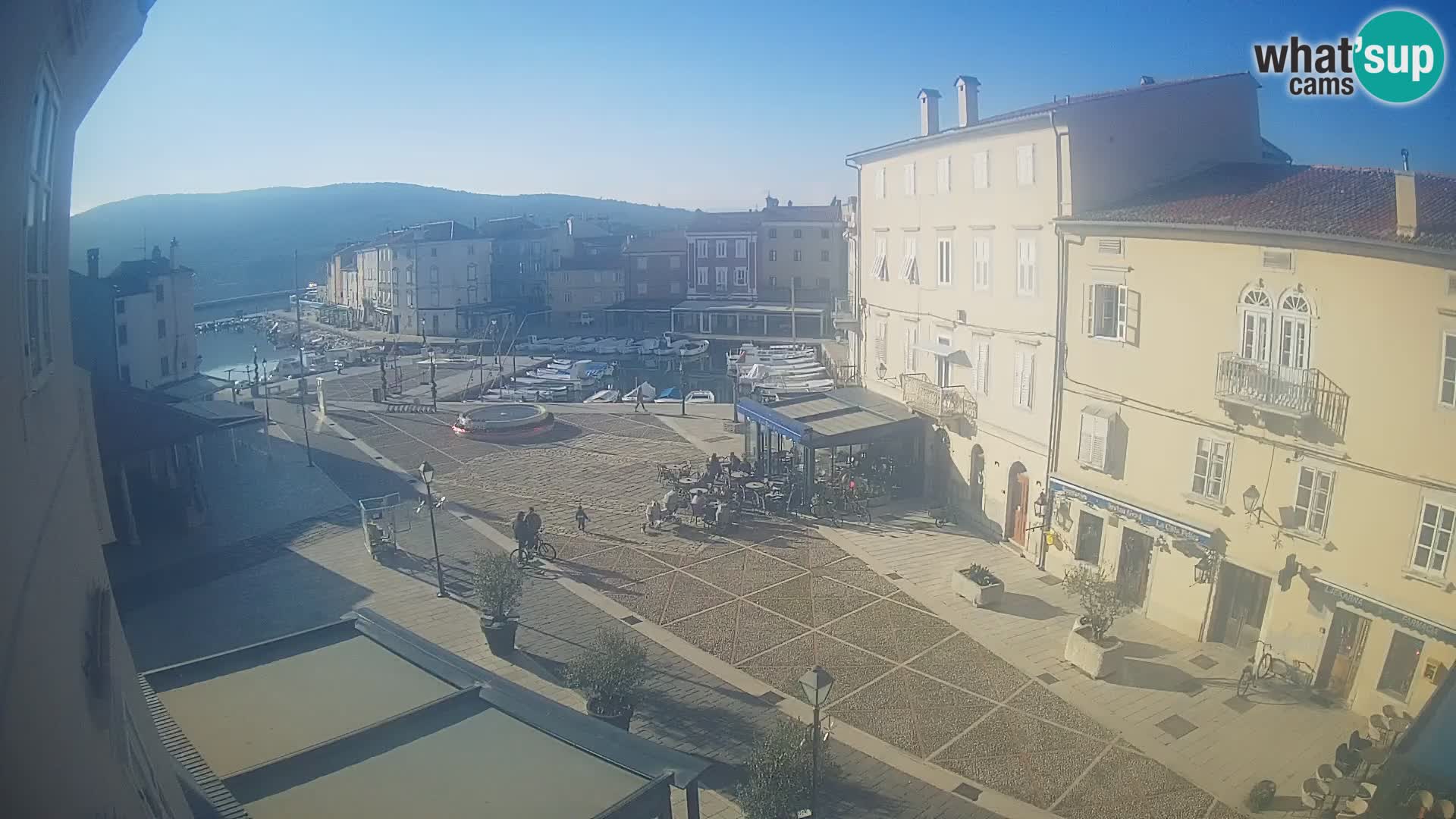 LIVE cam Cres city – place principale et “mandrač” – île de Cres – Croatie