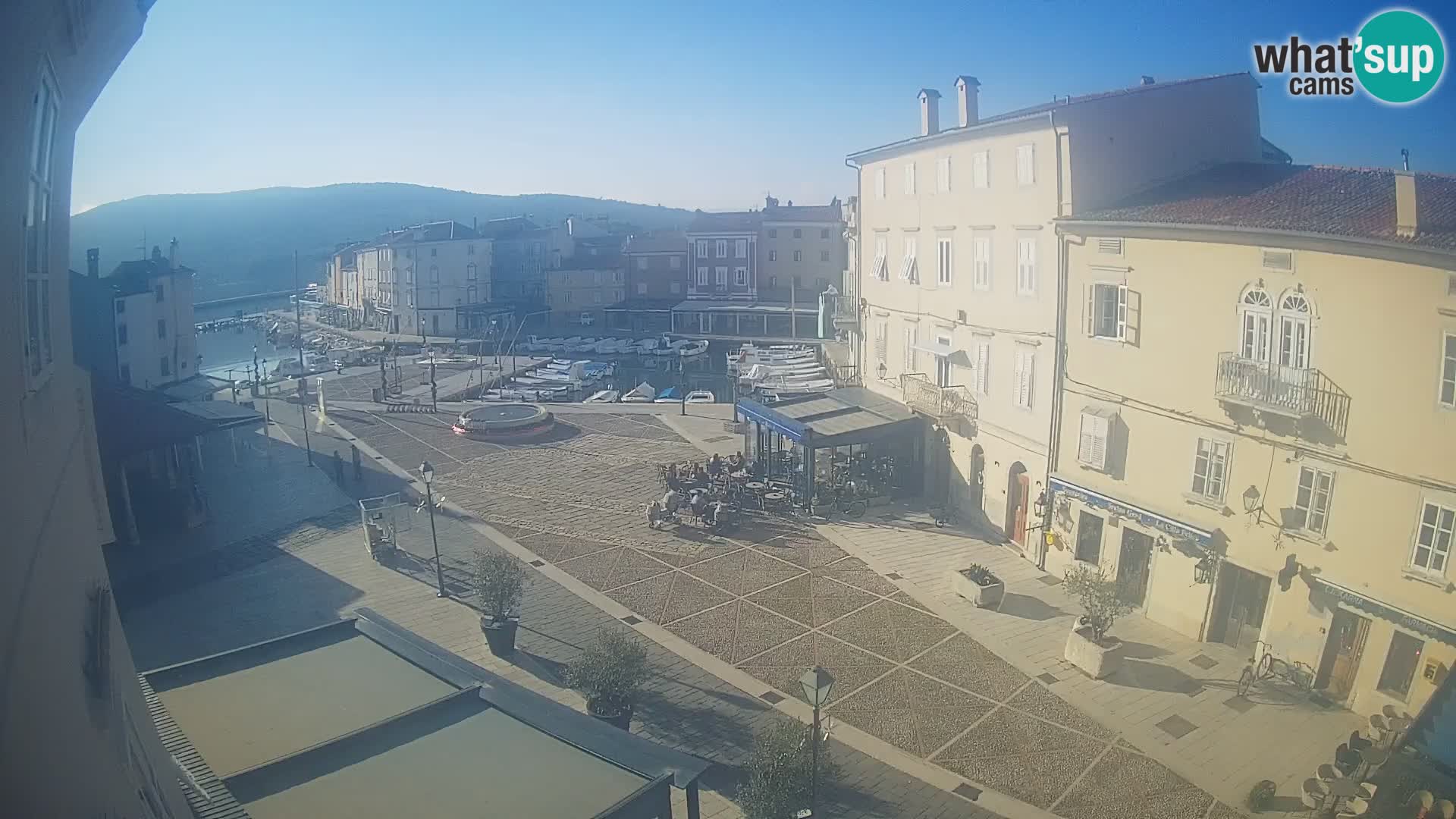 Kamera v ŽIVO Cres mesto – glavni trg in “mandrač” – otok Cres – Hrvaška
