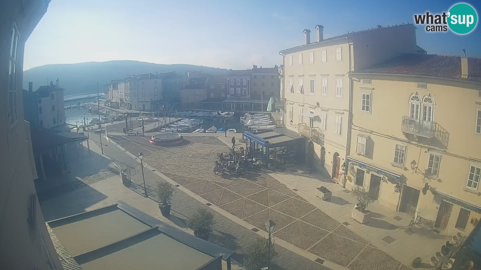LIVE cam Cres city – place principale et “mandrač” – île de Cres – Croatie