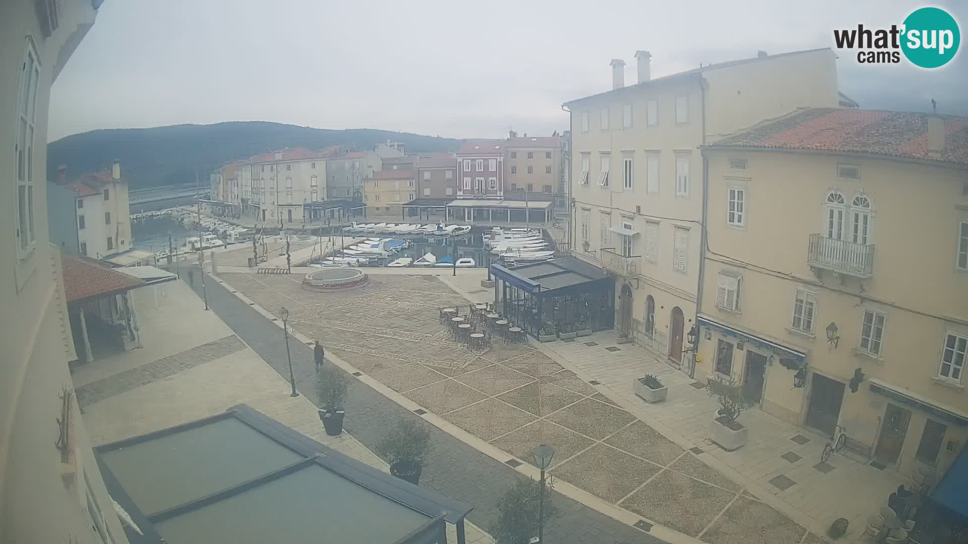 Cámara en vivo ciudad de Cres – plaza principal y “mandrač” – isla de Cres – Croacia