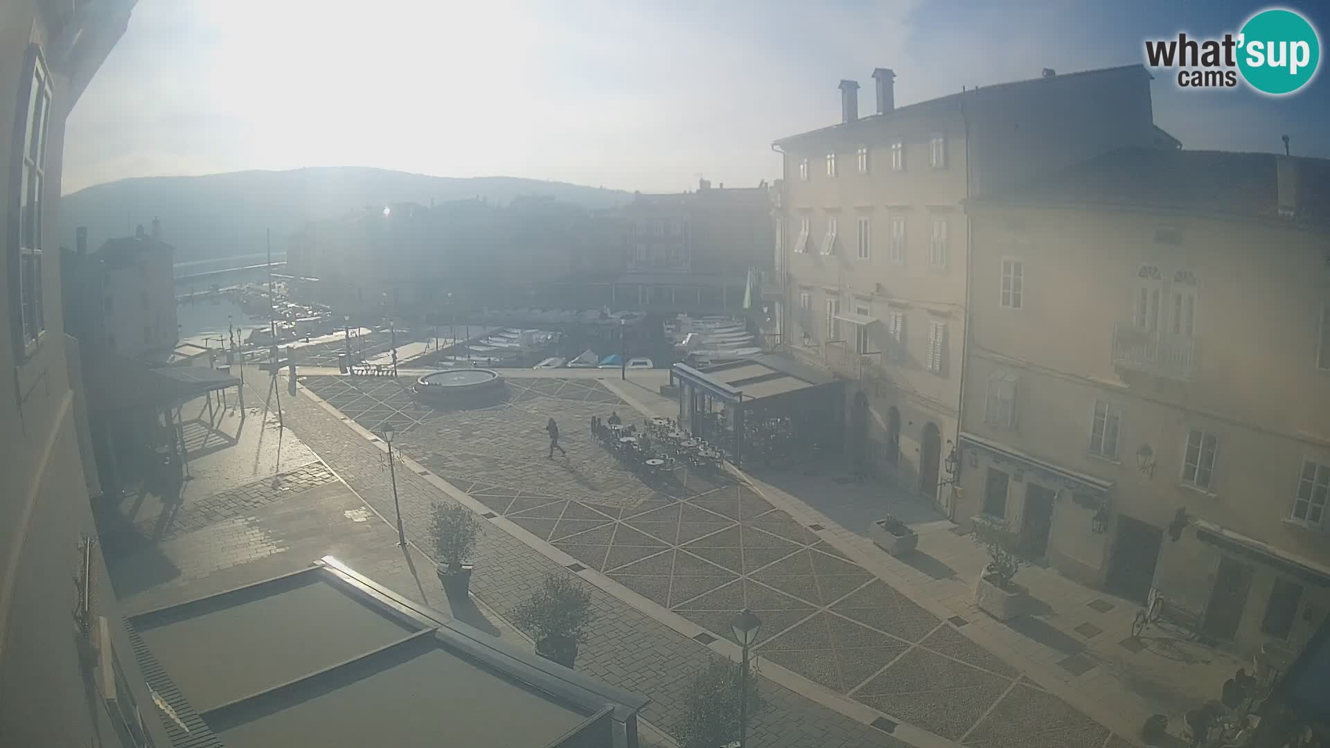 V ŽIVO spletna kamera Cres mesto – glavni trg in “mandrač” – otok Cres – Hrvaška