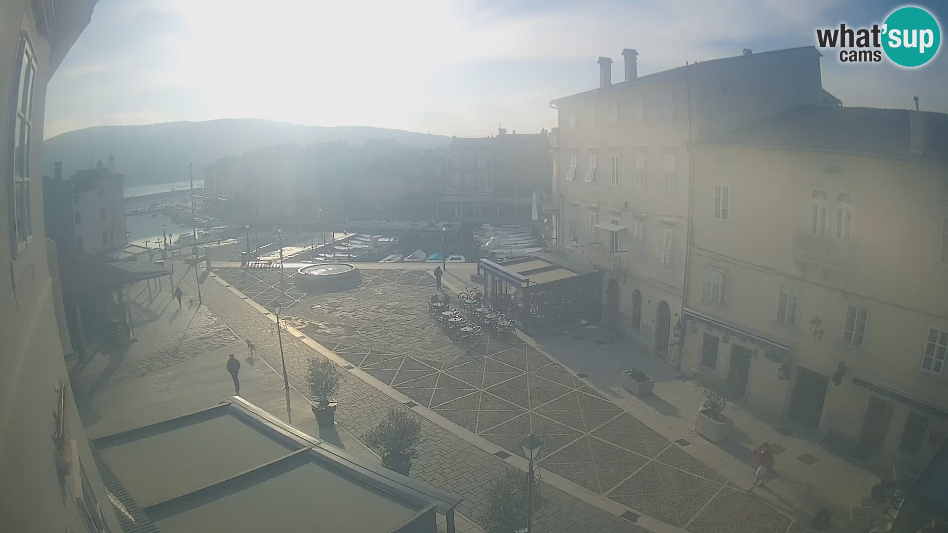 LIVE cam Cres city – place principale et “mandrač” – île de Cres – Croatie