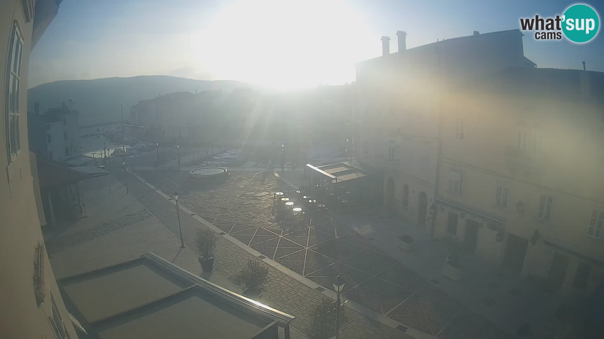 Kamera v ŽIVO Cres mesto – glavni trg in “mandrač” – otok Cres – Hrvaška