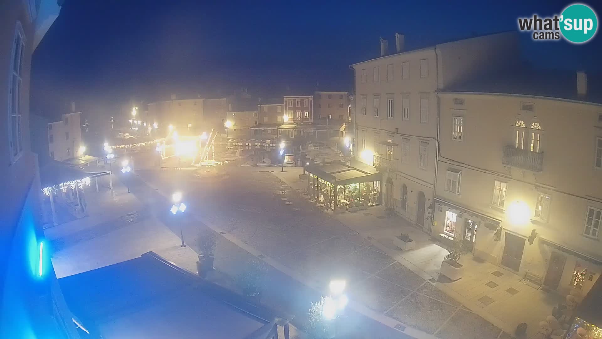 V ŽIVO spletna kamera Cres mesto – glavni trg in “mandrač” – otok Cres – Hrvaška