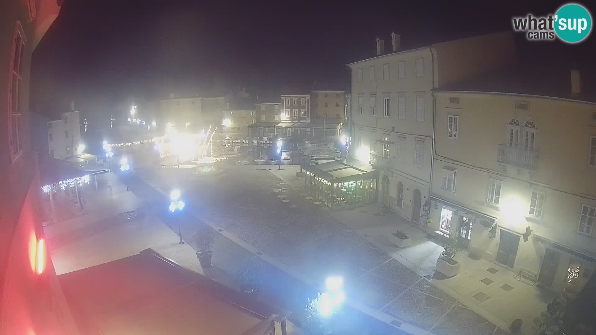 V ŽIVO spletna kamera Cres mesto – glavni trg in “mandrač” – otok Cres – Hrvaška