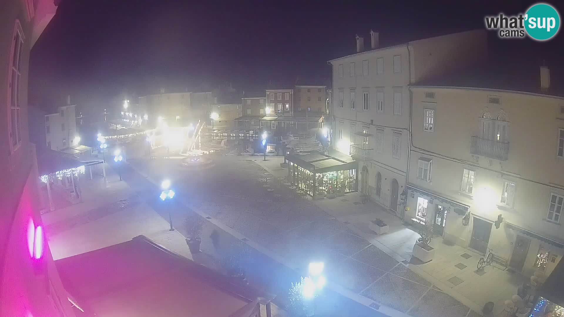 V ŽIVO spletna kamera Cres mesto – glavni trg in “mandrač” – otok Cres – Hrvaška