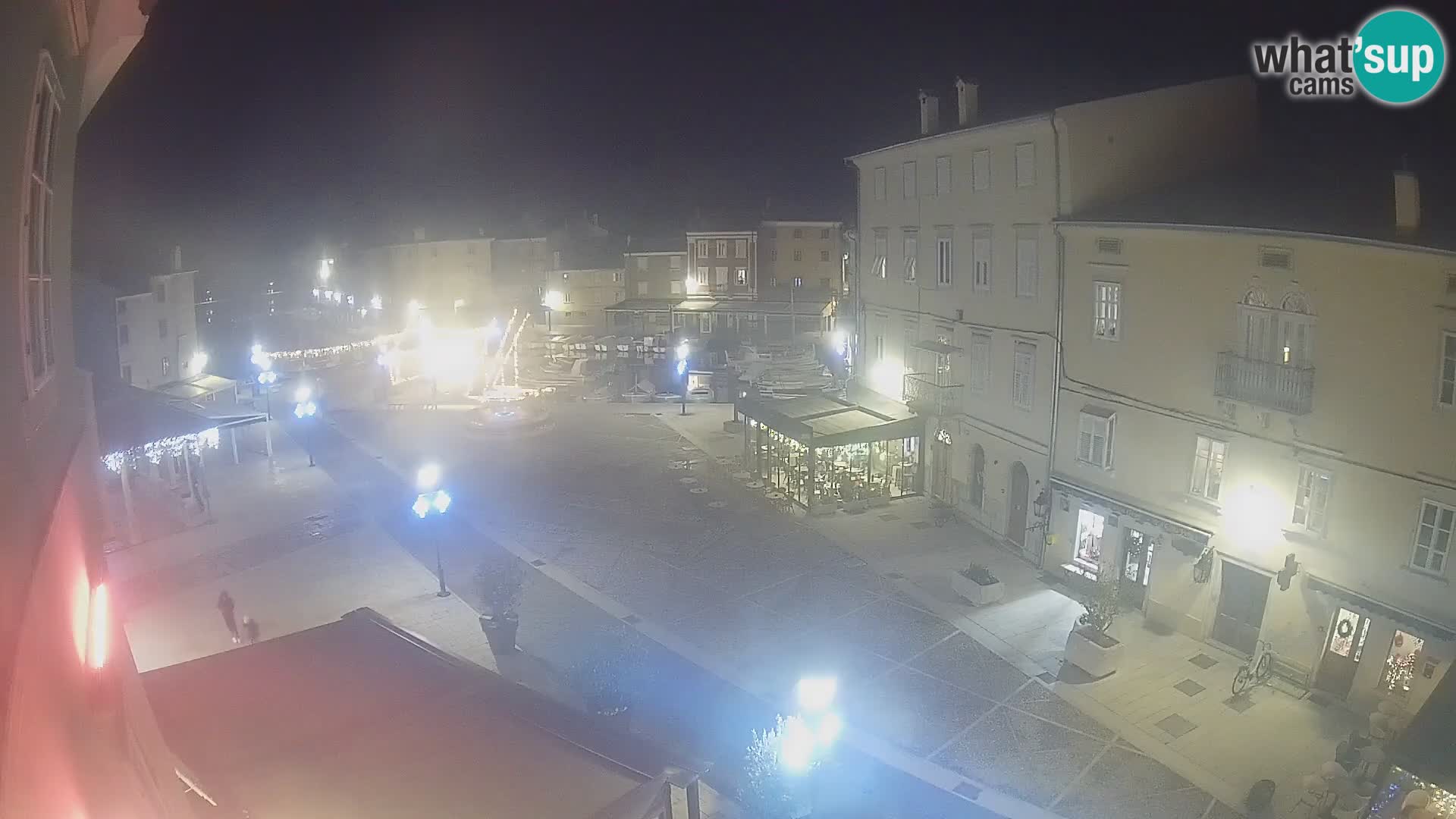 V ŽIVO spletna kamera Cres mesto – glavni trg in “mandrač” – otok Cres – Hrvaška