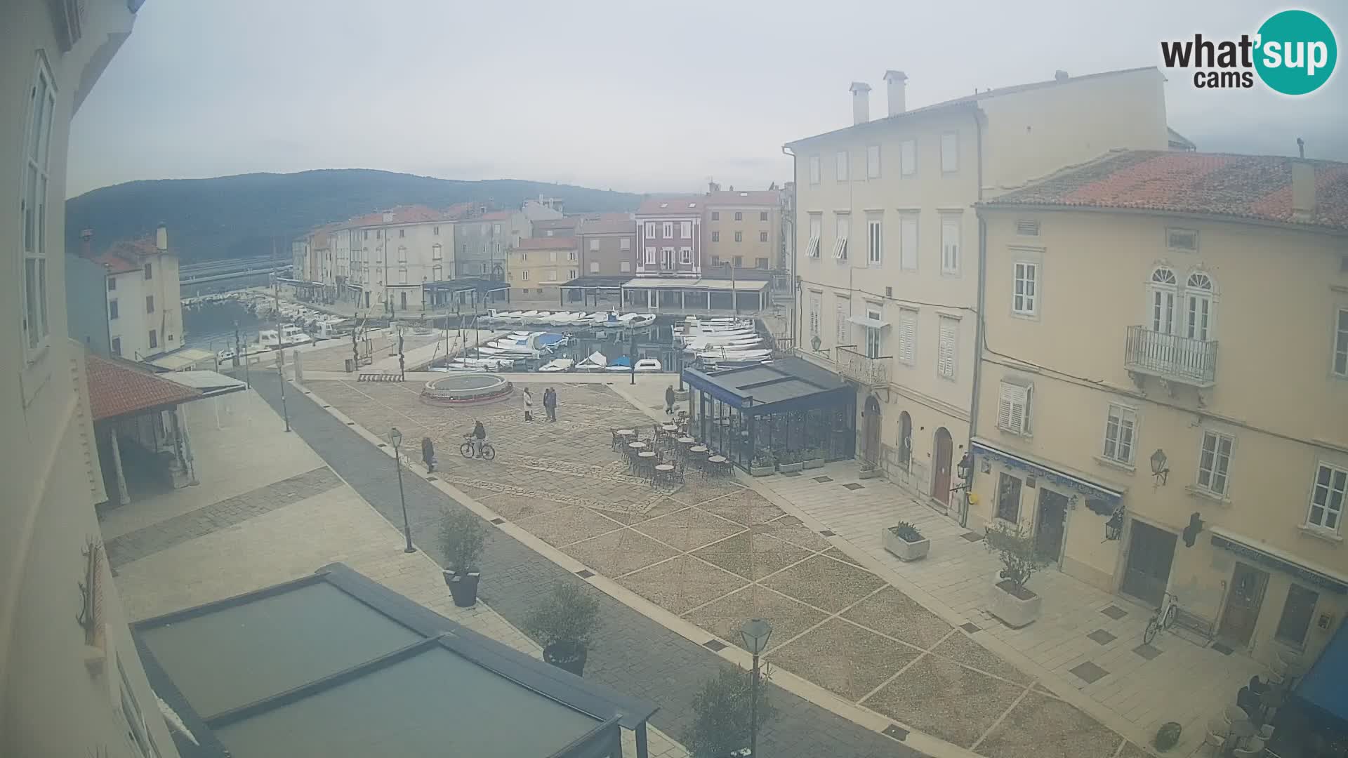 LIVE cam Cres city – place principale et “mandrač” – île de Cres – Croatie