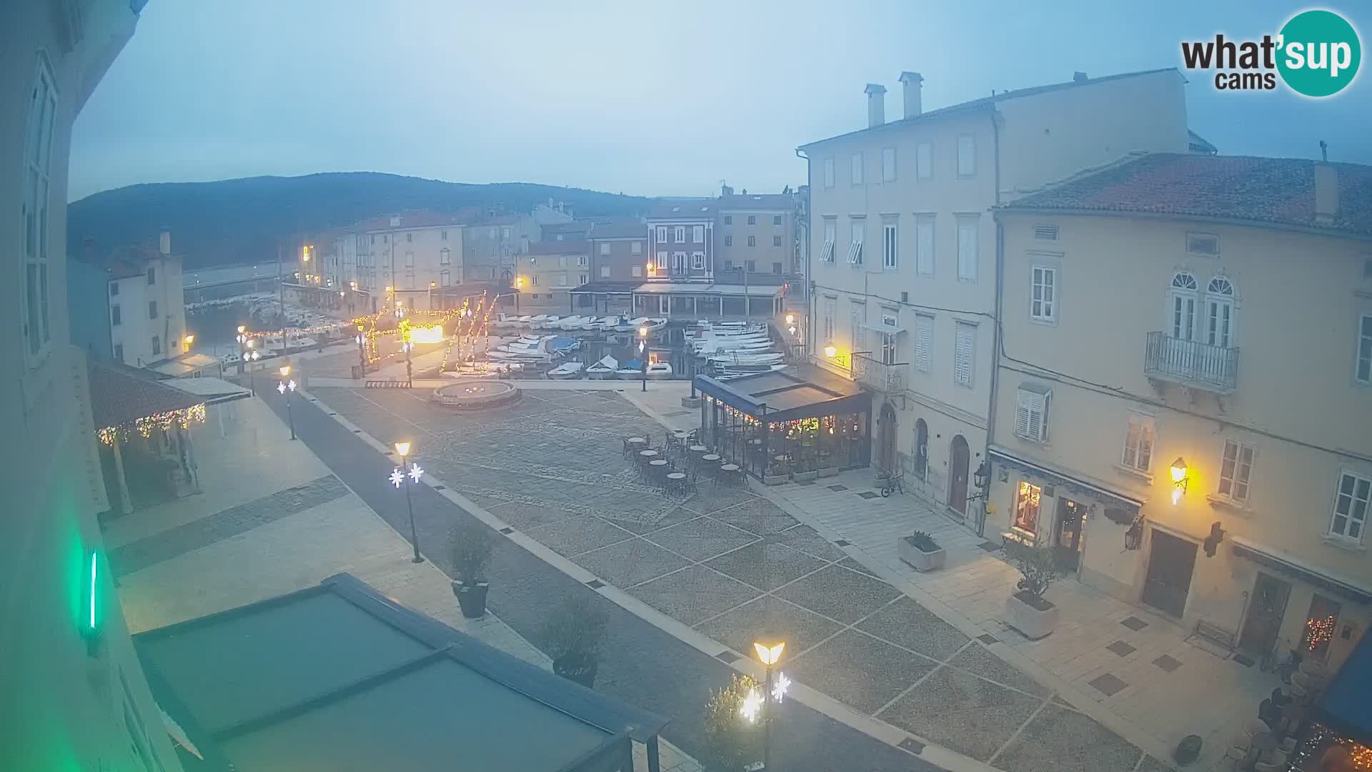 V ŽIVO spletna kamera Cres mesto – glavni trg in “mandrač” – otok Cres – Hrvaška