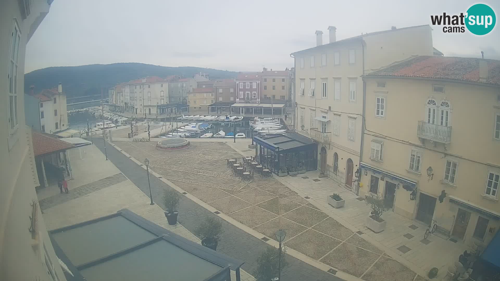 Kamera v ŽIVO Cres mesto – glavni trg in “mandrač” – otok Cres – Hrvaška