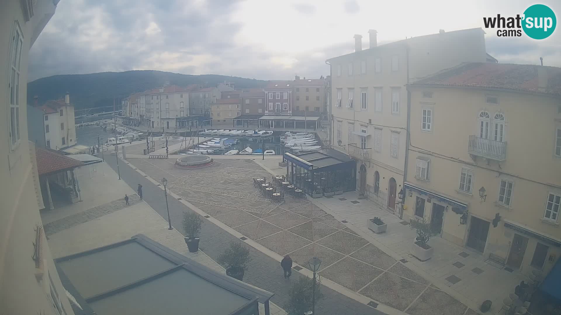 LIVE cam Cres città – piazza principale e “mandrač” – isola di Cherso – Croazia