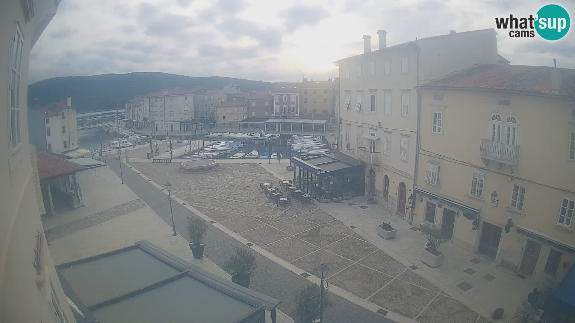 V ŽIVO spletna kamera Cres mesto – glavni trg in “mandrač” – otok Cres – Hrvaška