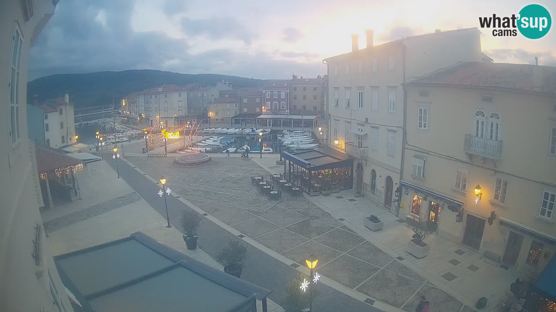 Cámara en vivo ciudad de Cres – plaza principal y “mandrač” – isla de Cres – Croacia