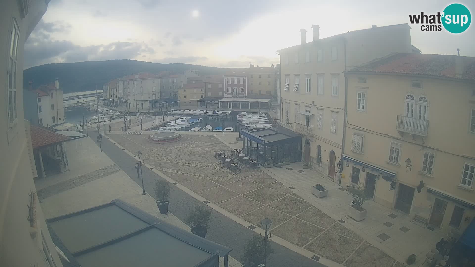 Web kamera Grad Cres – glavni trg i “mandrač” – otok Cres