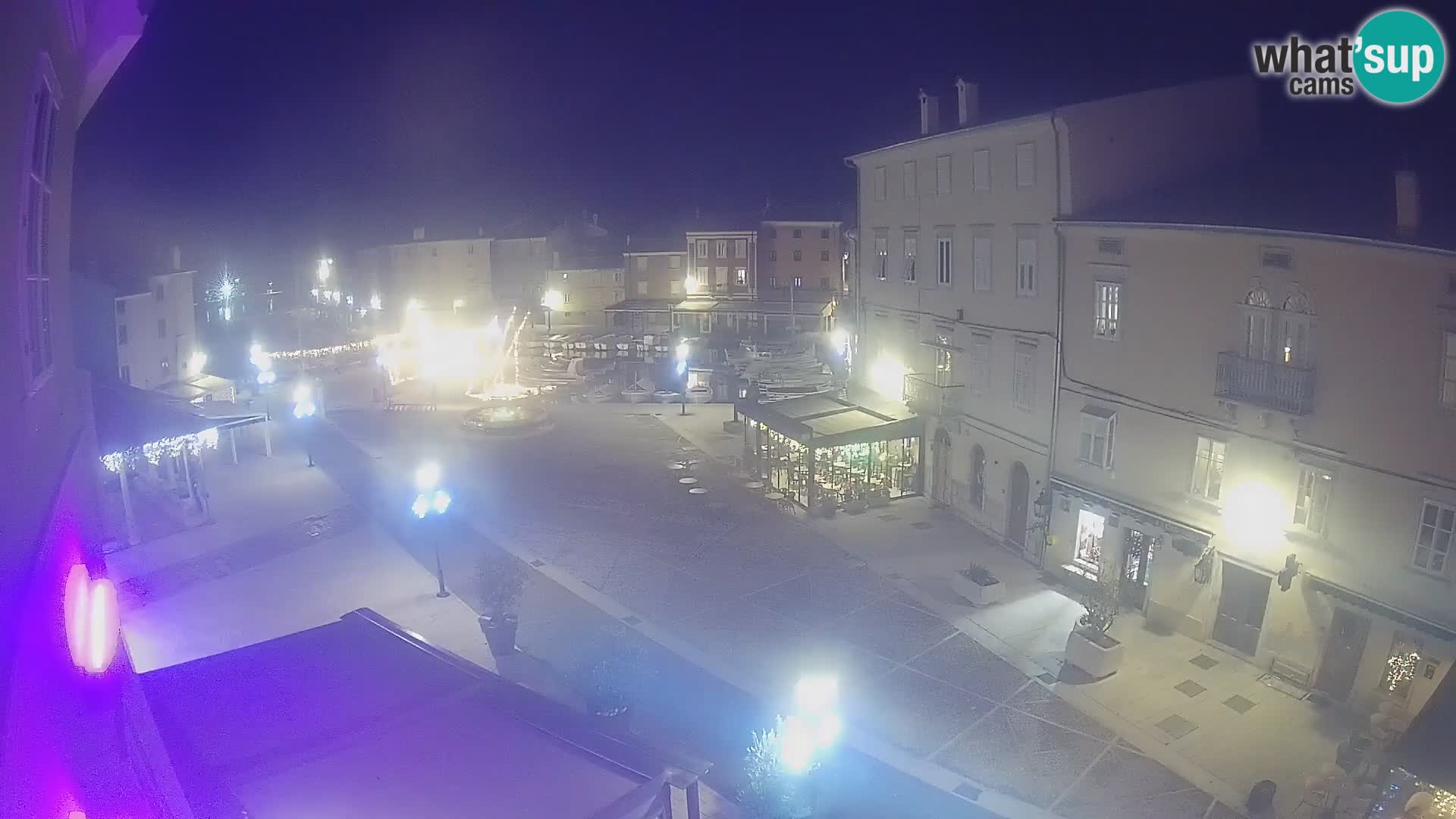 Web kamera Grad Cres – glavni trg i “mandrač” – otok Cres