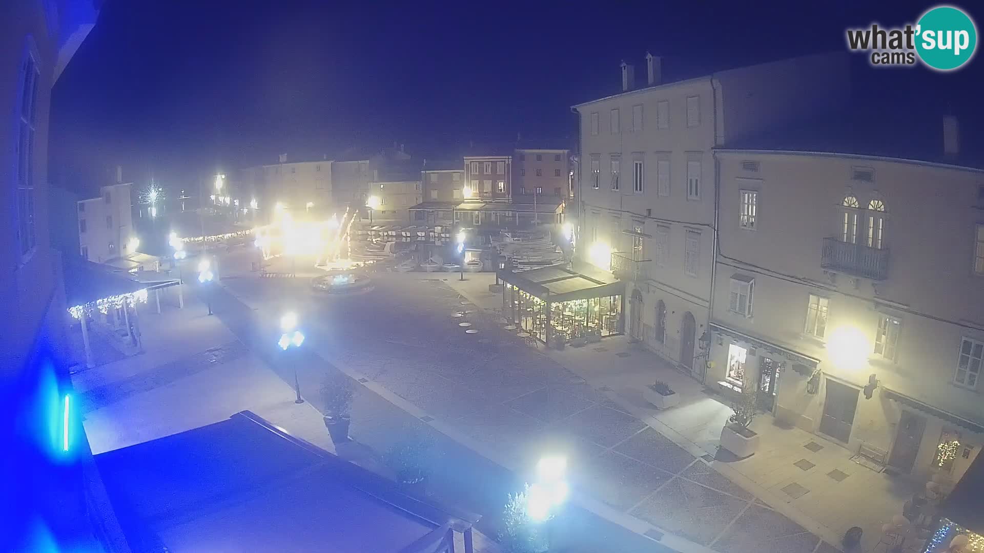 Web kamera Grad Cres – glavni trg i “mandrač” – otok Cres