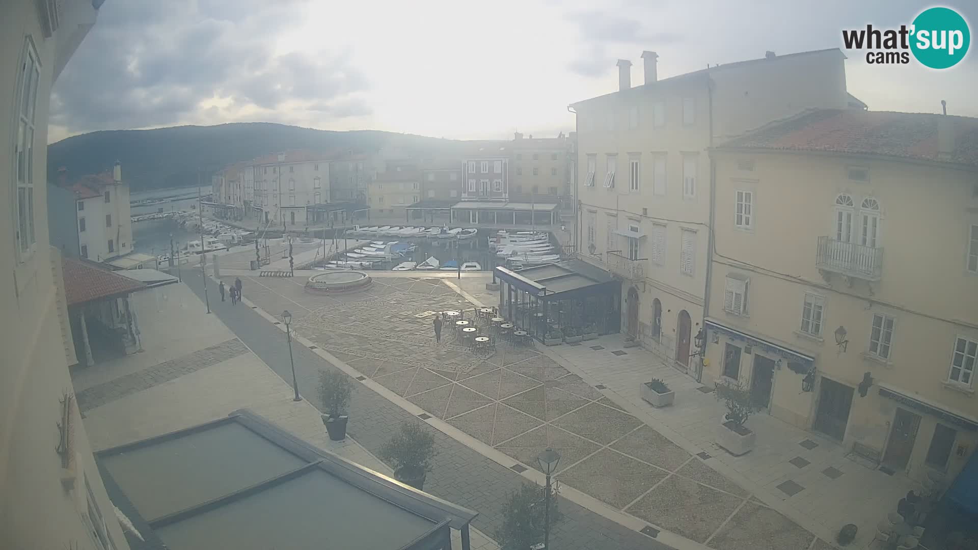 LIVE cam Cres città – piazza principale e “mandrač” – isola di Cherso – Croazia