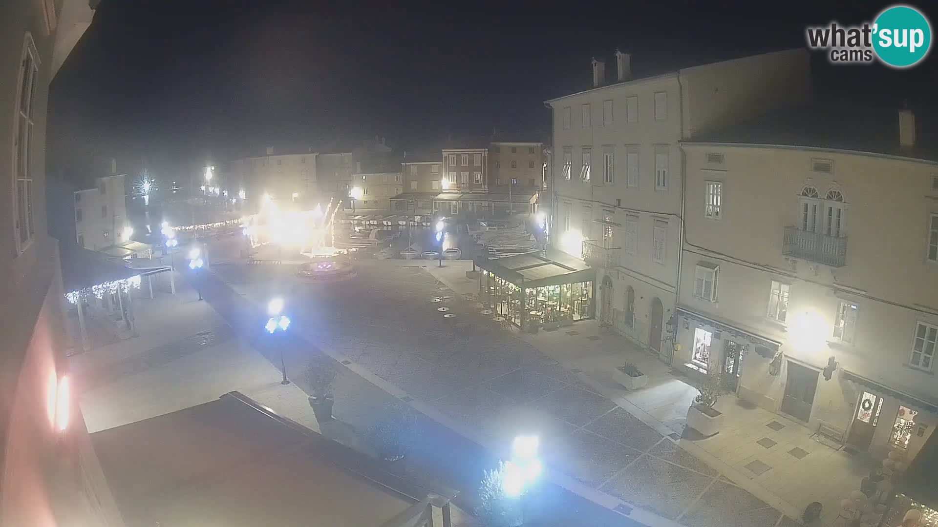 V ŽIVO spletna kamera Cres mesto – glavni trg in “mandrač” – otok Cres – Hrvaška