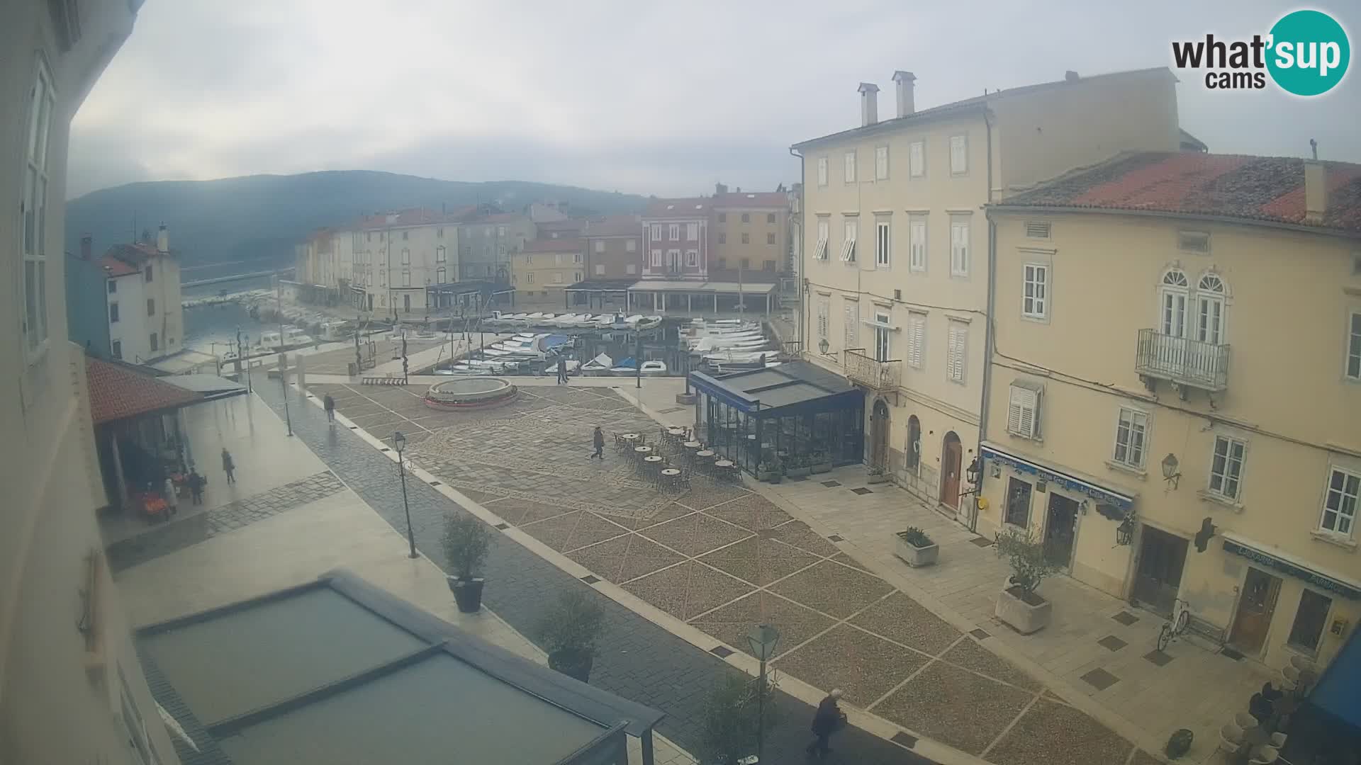 LIVE cam Cres city – place principale et “mandrač” – île de Cres – Croatie