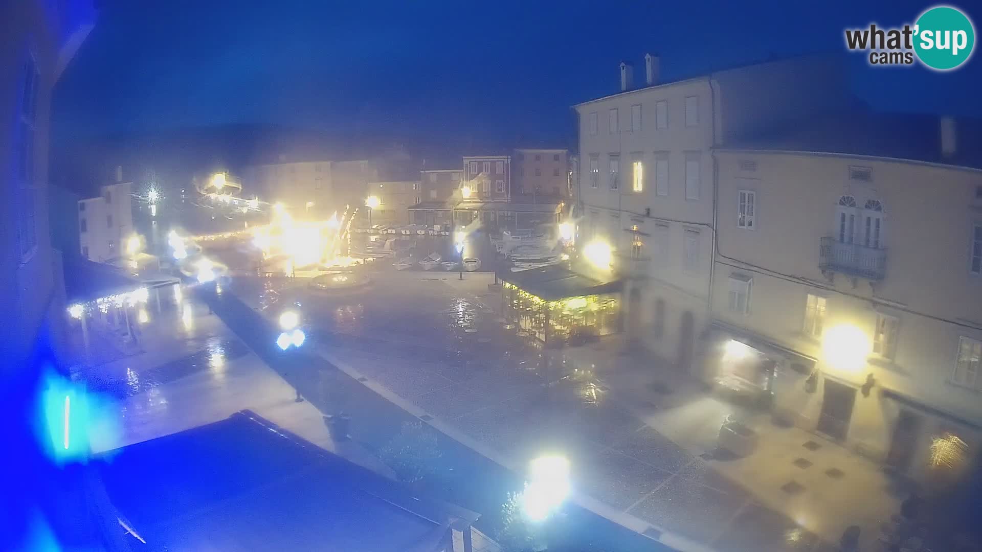 V ŽIVO spletna kamera Cres mesto – glavni trg in “mandrač” – otok Cres – Hrvaška