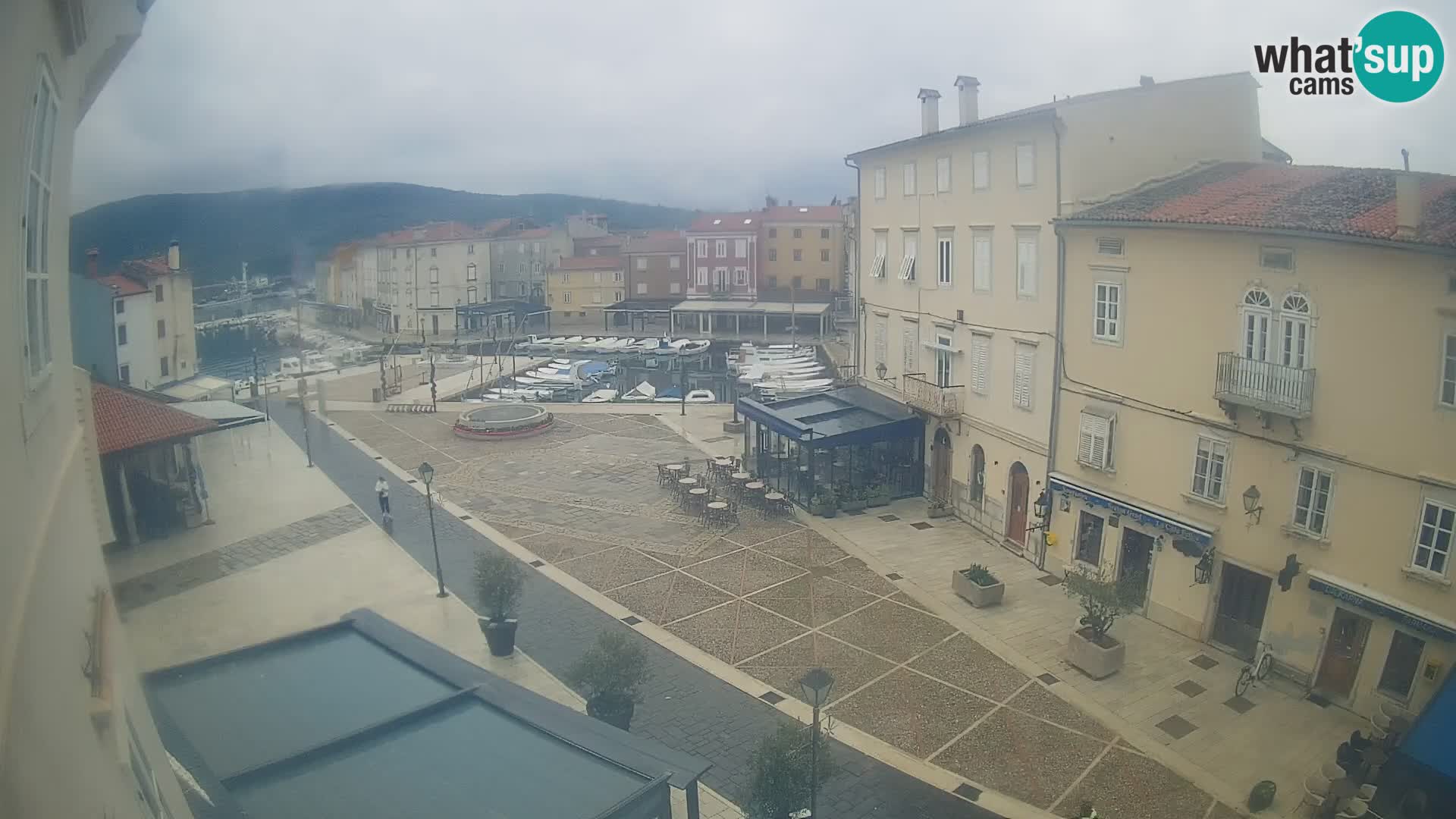 V ŽIVO spletna kamera Cres mesto – glavni trg in “mandrač” – otok Cres – Hrvaška