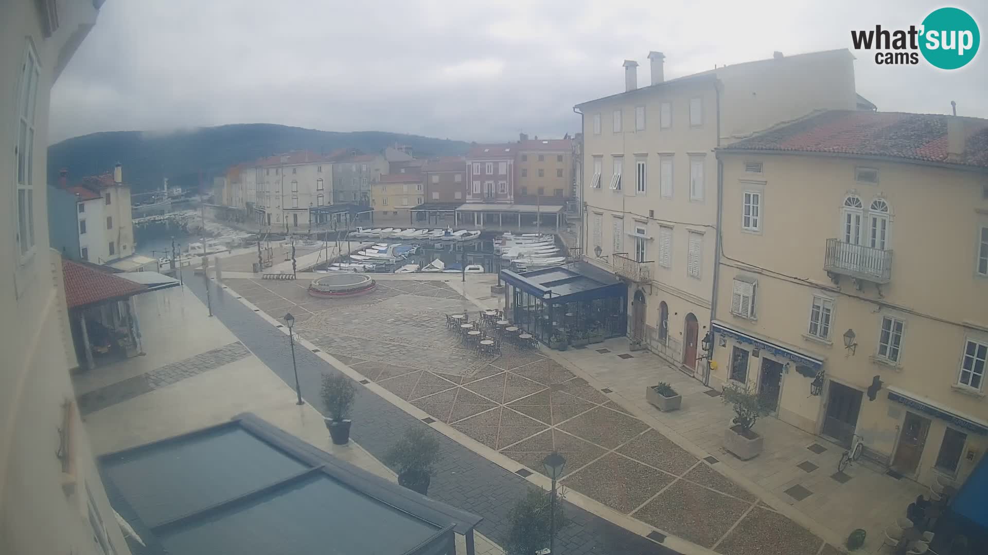 Web kamera Grad Cres – glavni trg i “mandrač” – otok Cres