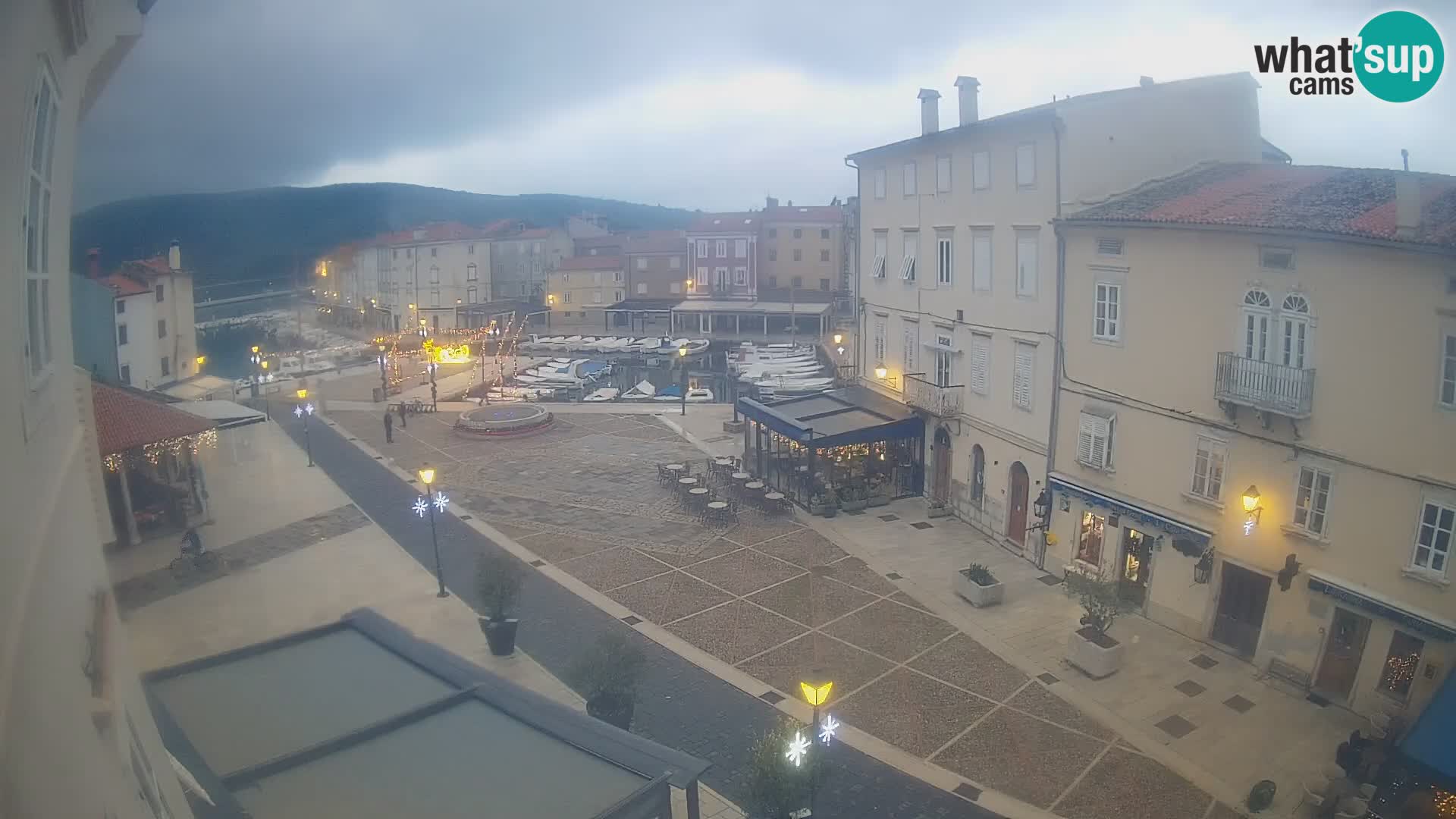 Kamera v ŽIVO Cres mesto – glavni trg in “mandrač” – otok Cres – Hrvaška