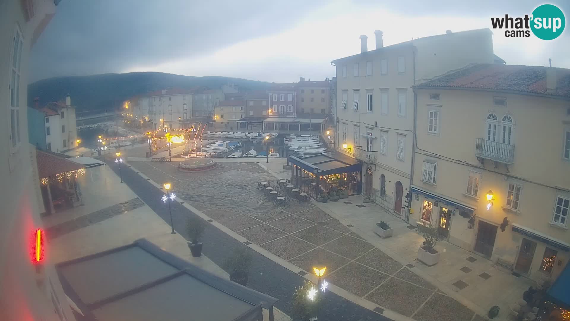 V ŽIVO spletna kamera Cres mesto – glavni trg in “mandrač” – otok Cres – Hrvaška