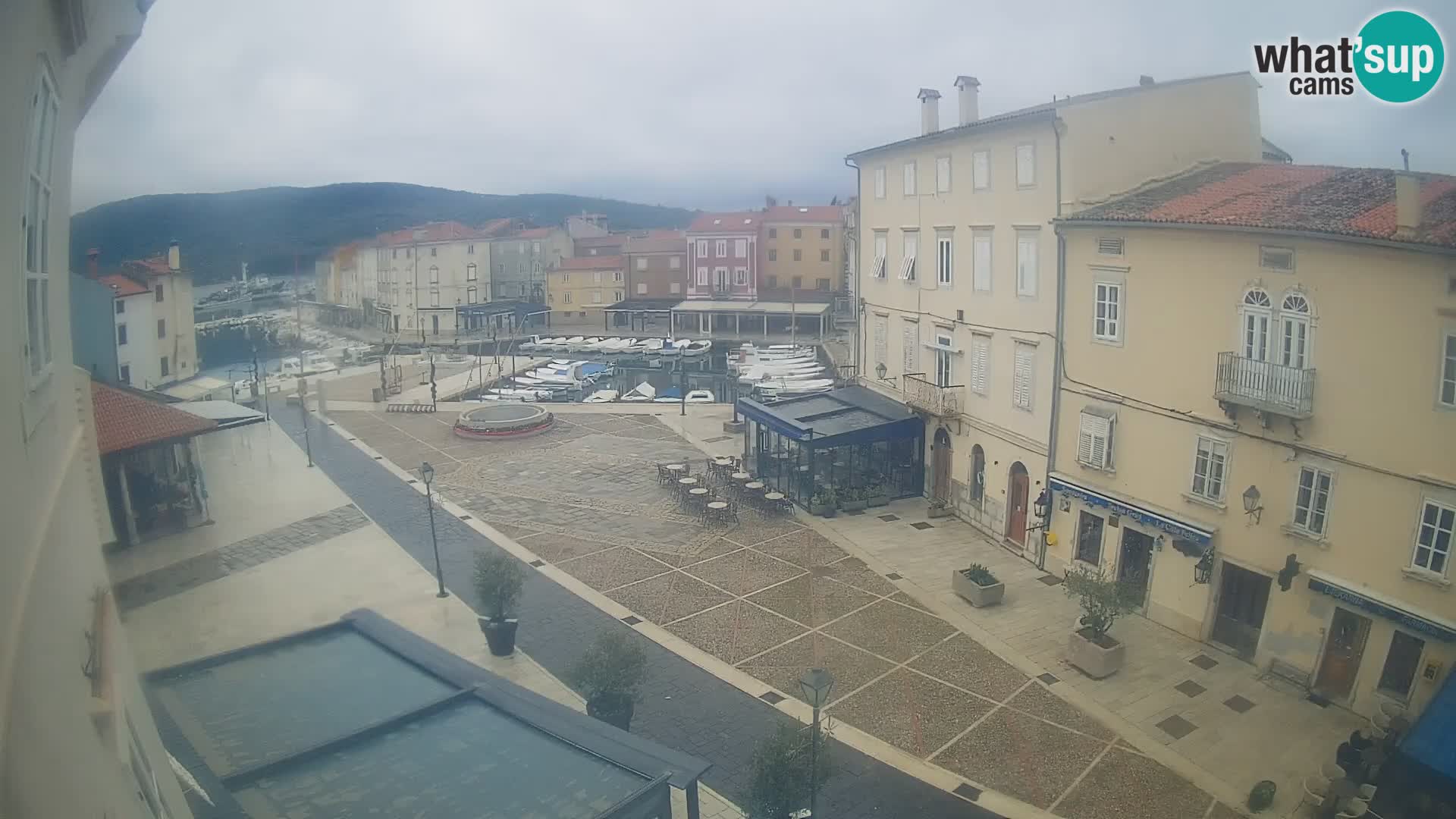 Kamera v ŽIVO Cres mesto – glavni trg in “mandrač” – otok Cres – Hrvaška