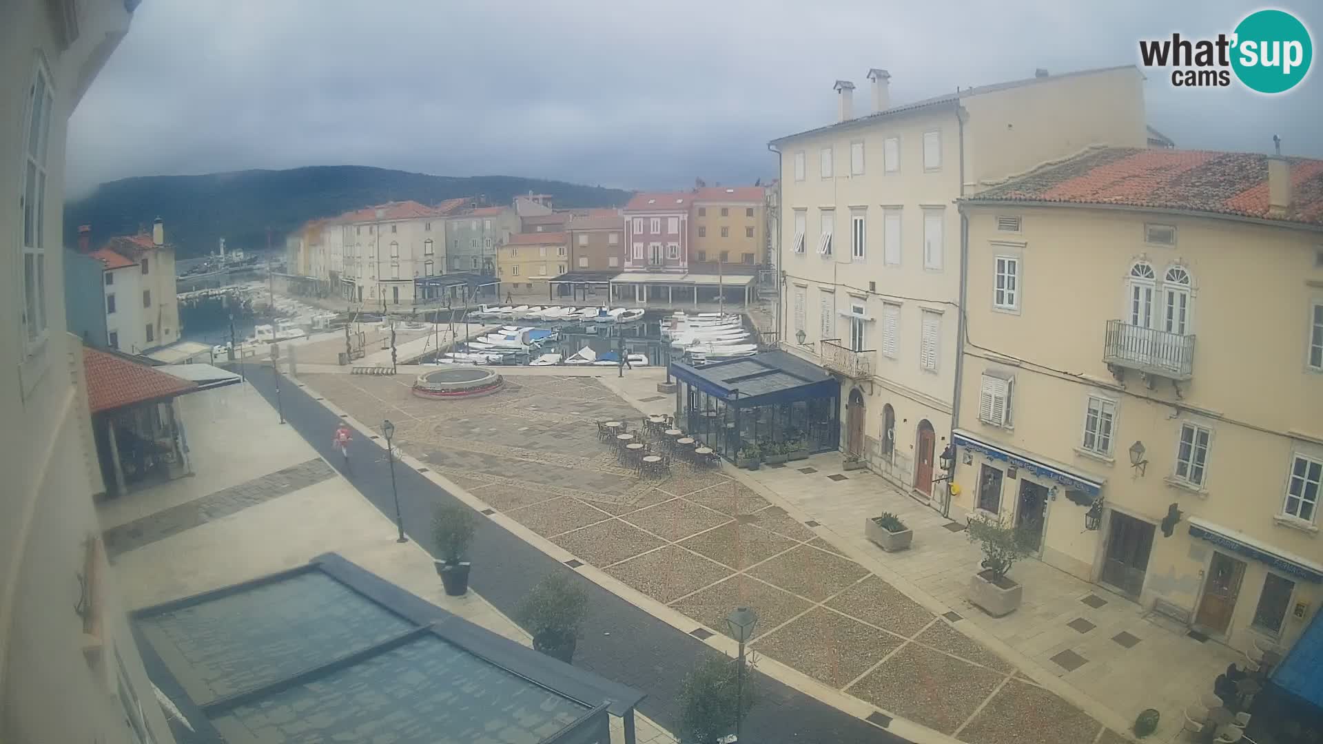 Web kamera Grad Cres – glavni trg i “mandrač” – otok Cres