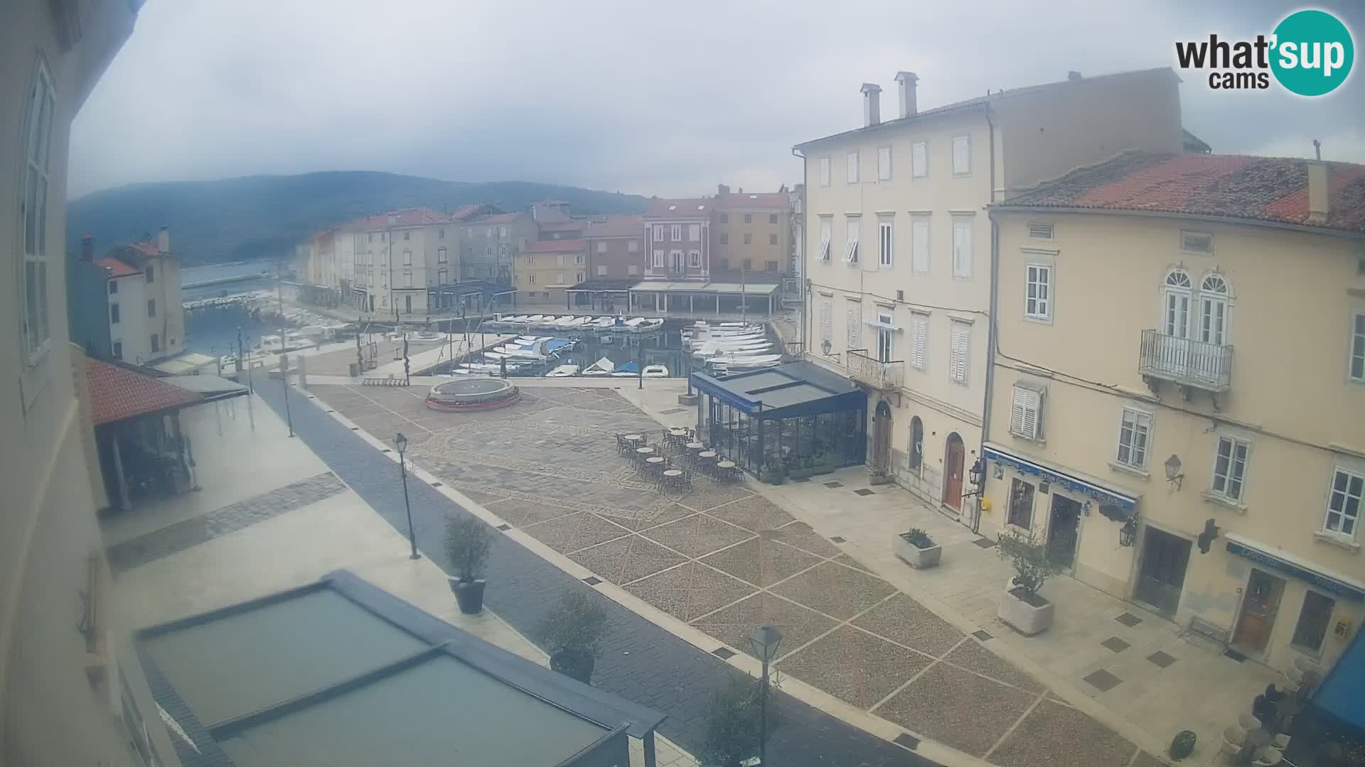 Cámara en vivo ciudad de Cres – plaza principal y “mandrač” – isla de Cres – Croacia