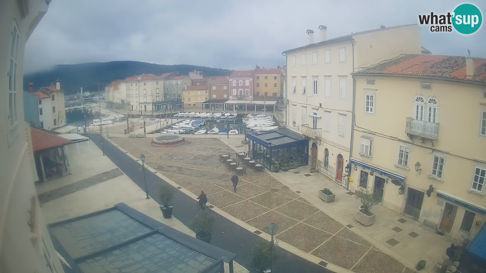 LIVE cam Cres city – place principale et “mandrač” – île de Cres – Croatie