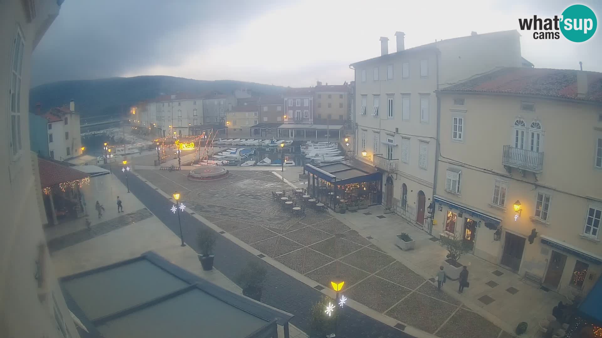 Cámara en vivo ciudad de Cres – plaza principal y “mandrač” – isla de Cres – Croacia